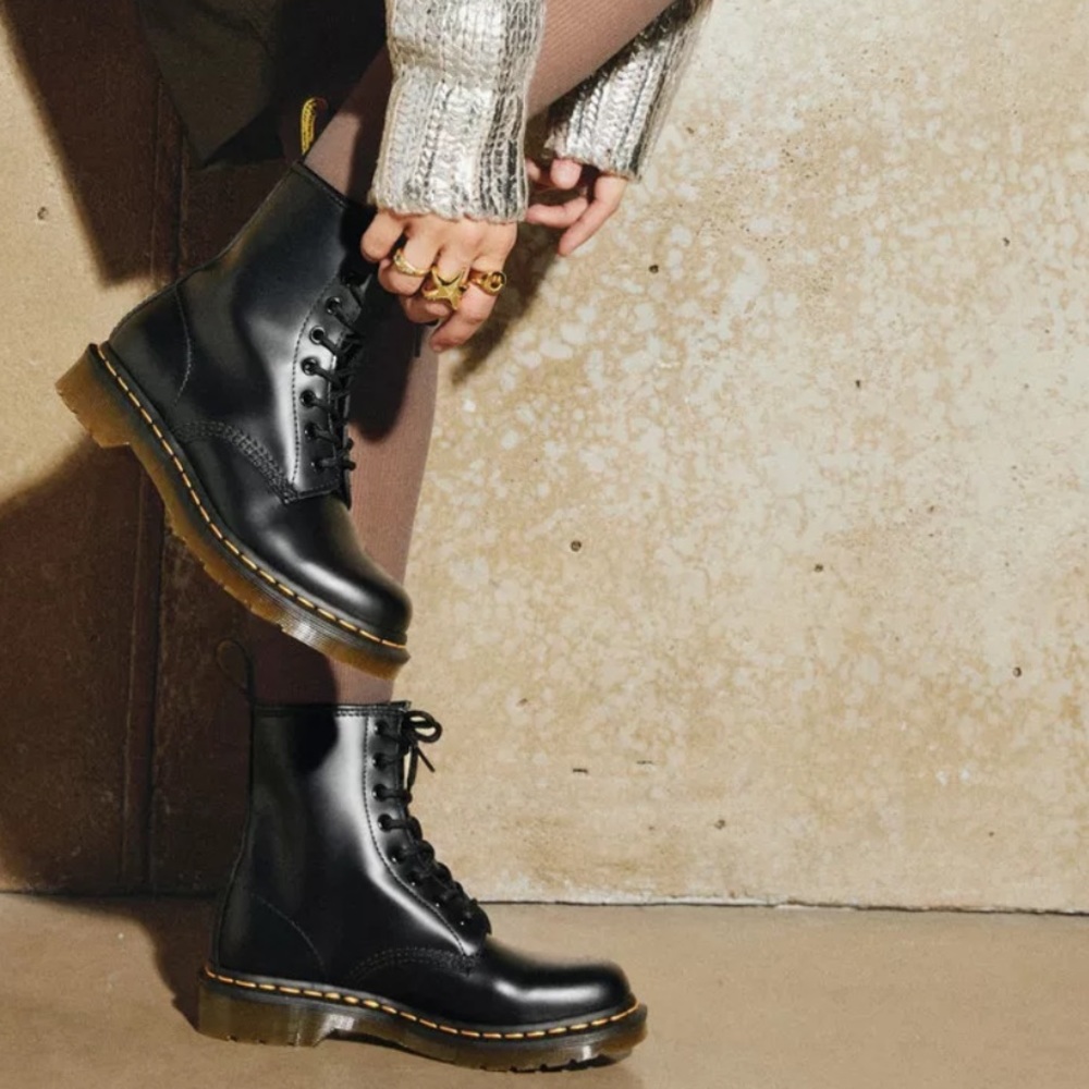Dr. Marten’s | 1460 WOMEN'S SMOOTH LEATHER LACE UP BOOTS SIZE: 7 - Picture 2 of 10
